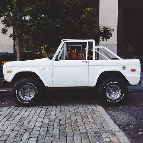 Dream Car, white old school bronco. House Manifestation, Luxe Auto's, Car Bar, Porsche Classic, Newspaper Headlines, Lamborghini Veneno, Car Goals, Bmw I8, Car Aesthetic