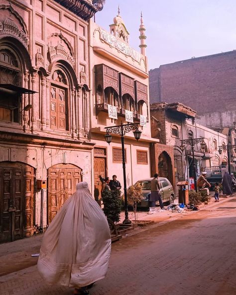 Pakistan Pictures, Historical India, Pakistan Culture, Pakistani Culture, Peshawar Pakistan, The Middle East, Street Scenes, Old Pictures, Middle East