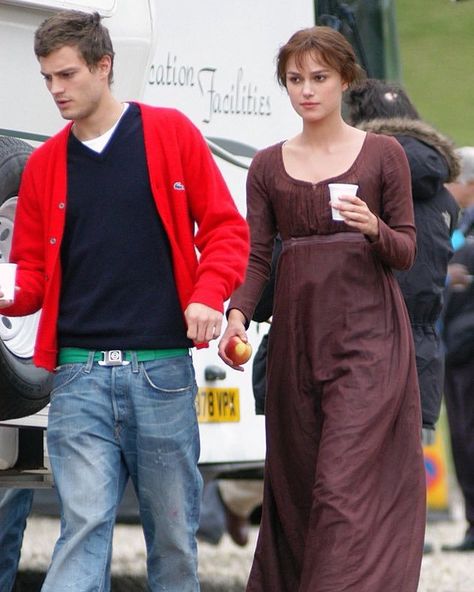 Jamie and Keira on the set of Keira’s movie, Pride and Prejudice 2005 Keira Knightley Style, Pride & Prejudice Movie, 90s Street Style, Pride And Prejudice 2005, Keira Knightly, Elizabeth Bennet, Movies Outfit, Movie Fashion, Keira Knightley