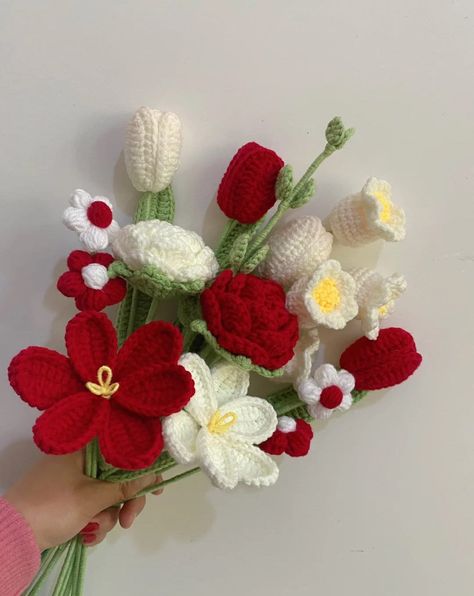 BUY this beautiful flower bouquet PATTERN. Contains more than 7 different patterns in just one PDF. This is flower bouquet pattern B. This cute flower bouquet crochet pattern is a DIGITAL PDF doc of how to crochet it, not a finished product. After the purchase you'll be able to download the document with the instructions and material needed. This is an easy Amigurumi crocheting pattern to start with for begginers. Instructions made in English, in American crochet language format. This pattern includes images, videos and abbreviations meanings.  It will have the patterns of the following flowers: - 🌷 Tulip crochet pattern - Opened Tulip pattern (looks like another flower) - Lilly's of the Valley crochet pattern - 🌹 Rose flower crochet pattern  - Mini puffy flower pattern  - 🍃 4 different Flower Bouquet Crochet Pattern, Flower Bouquet Pattern, Bouquet Crochet, Diy Crafts Christmas, Christmas Bouquet, Confection Au Crochet, Crochet Bouquet, Crochet Simple, 1 Rose