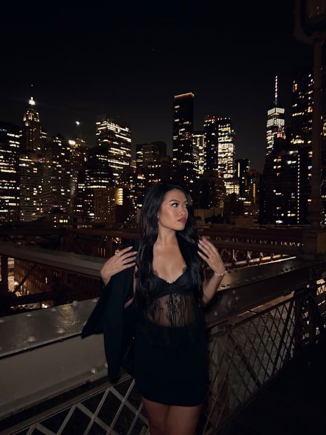 Rooftop Picture Ideas Aesthetic, City Night Pictures Instagram, City Girl Photoshooting, Nyc Night Photoshoot, City Photoshoot Aesthetic, Poses For Pictures Instagram City, City Birthday Photoshoot, Roof Top Pictures, City Lights Photoshoot