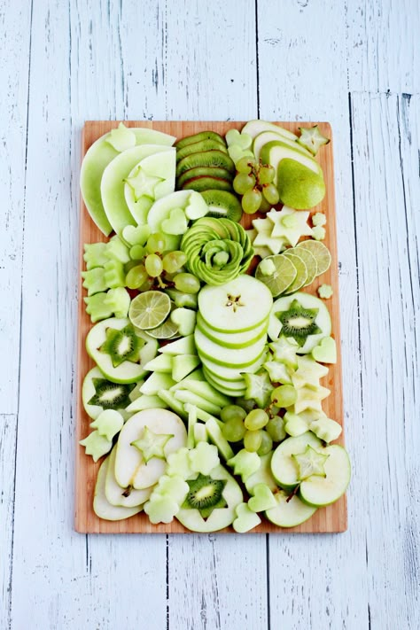 Fruit Platter For Kids, Green Food Party, Fruit Boards, Green Snacks, St Patrick Day Treats, Fruit Platters, Charcuterie Inspiration, Honeydew Melon, Color Party