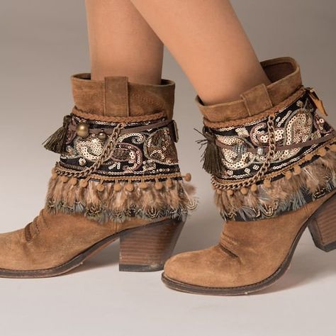 Flowy Bohemian Dresses, Boots Boho, Look Boho Chic, Unique Boots, Boot Covers, Boot Toppers, Estilo Indie, Boho Boots, Wrap Boots