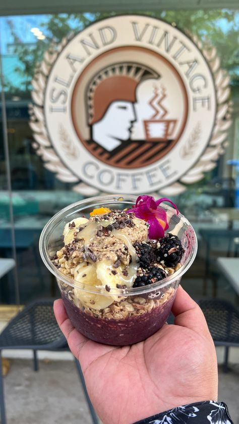 #travel #hawaii #hawaiieats #bigisland #kona #acaibowl #acai #food Island Vintage Coffee, Big Island Travel, Açaí Bowls, Travel Hawaii, Vintage Hawaii, Big Island Hawaii, Island Travel, Big Island, Vintage Coffee