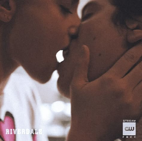 Bughead Riverdale Kiss, Heathers Seventeen, Jughead And Betty Kiss, Betty Cooper And Jughead, Betty Cooper Aesthetic, Kara Killmer, Riverdale Betty And Jughead, Lili Reinhart And Cole Sprouse, Cole Sprouse Jughead