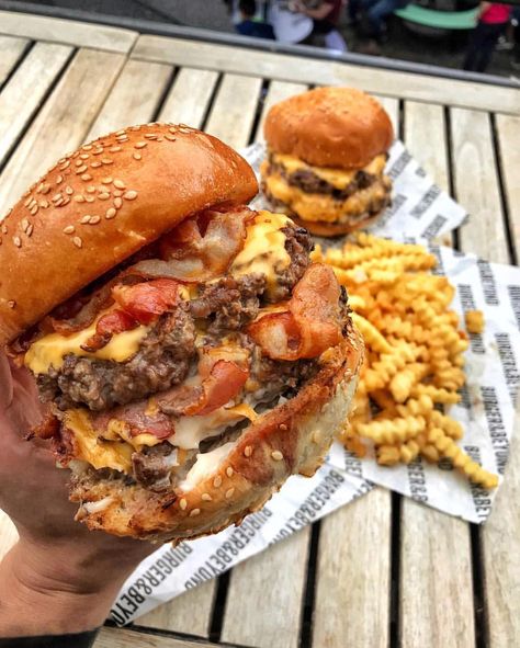 Bacon cheeseburger 🍔🤤 •📸 @grubspot • Double Bacon Cheeseburger, Fast Food Items, Cheese Burger, Junk Food Snacks, Bacon Cheeseburger, Delicious Burgers, Weird Food, Food Goals, Favorite Snack