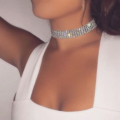 20 Ways To Wear Chokers With Your Outfit - Society19 Diamond Choker Necklace, Gothic Chokers, Rhinestone Choker Necklace, Crystal Choker Necklace, Simple Diamonds, Stil Elegant, Diamond Choker, Rhinestone Choker, Silver Choker