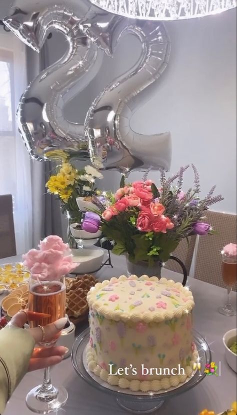 Birthday Breakfast At Home, Birthday Morning Aesthetic, Brunch Party Aesthetic, Birthday Breakfast Aesthetic, Aesthetic Flower Cake, Birthday Brunch At Home, Birthday Brunch Aesthetic, Birthday Breakfast Ideas, Birthday Brunch Party