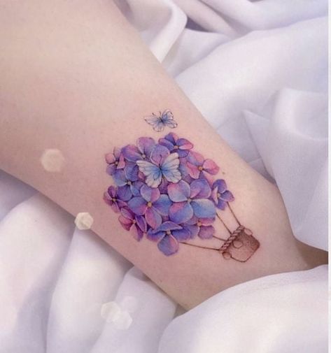 15 Tatuajes florales para hacer de tu cuerpo un edén Girly Colored Tattoos, Four Season Tattoo Ideas, Watercolor Flower Tattoos For Women, Hydrangea Butterfly Tattoo, Back Arm Tattoos For Women, Sweet Tattoos For Women, Unique Pretty Tattoos Beautiful, Small Color Tattoo, Hydrangea Tattoo