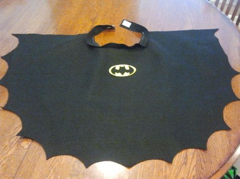 Batman cape (for a boy) Easy Diy Batman Costume, Batman Cape Diy, Diy Batman Costume, Robin Halloween Costume, Batman And Robin Costumes, Cape Diy, Batman Costume For Kids, Batman Costume Diy, Diy Batman