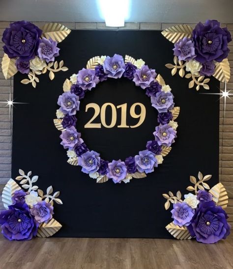 Farewell Backdrop Ideas, Graduation Flower Centerpieces, Graduation Crafts, Graduation Backdrop, Graduation Cap Designs, Paper Flower Decor, Paper Flower Crafts, Paper Flower Template, Paper Flower Backdrop