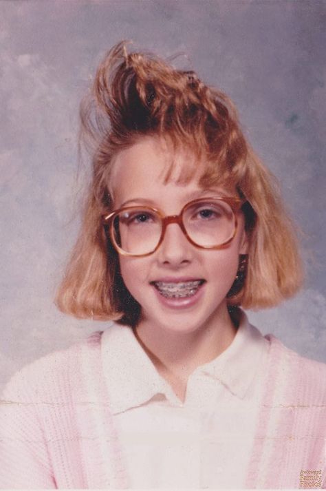 School was tough enough without taking photo evidence of it. Still, it's fun to check out these awkward school photos that will not only make you cringe but make you glad that you no longer attend school! #top5 #topfive #funny #funnypics #funnypictures Cheesy Smile, Awkward Pictures, Awkward Girl, Funny School Pictures, Awkward Photos, Funny Animals With Captions, Awkward Family Photos, Little Miss Sunshine, Funny School