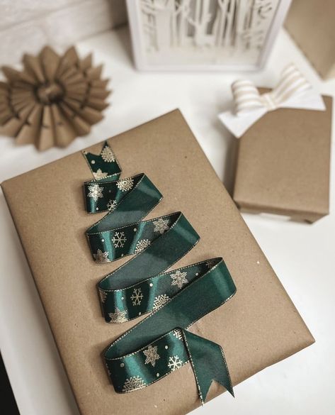 Christmas Gift Wrapping Diy, Pretty Gift Wrapping Ideas, Xmas Gift Wrap, Gift Wrapping Techniques, Creative Gift Wraps, Gift Wrapping Inspiration, Christmas Gift Basket Ideas, Gift For Mom Christmas, Gifts Wrapping Diy