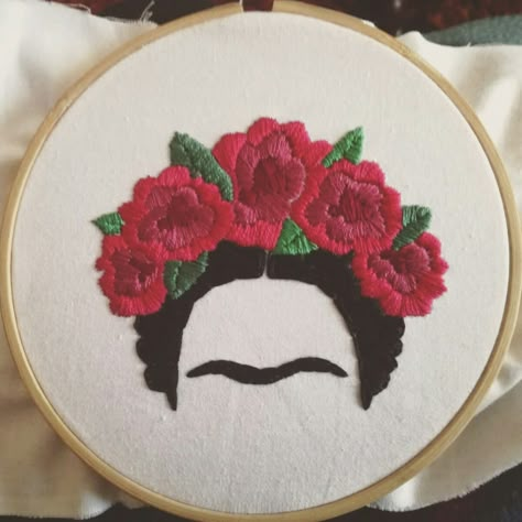 Frida Kahlo embroidery Frida Kahlo Embroidery Pattern, Embroidery Frida Kahlo, Frida Kahlo Embroidery, Frida Embroidery, Diy Embroidery Shirt, Learning To Embroider, Handmade Packaging, Diy Cross Stitch, Simple Embroidery