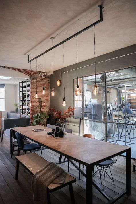 Tendance décoration 2021 : ces inspirations déco pour pas... - Grazia.fr Interior Industrial, Industrial Livingroom, Industrial Living, Black Industrial, Style Deco, Industrial House, Wooden Table, Room Lights, Living Room Lighting