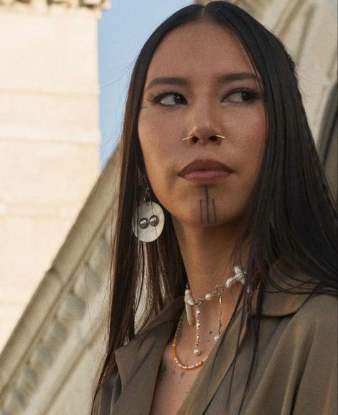 Native American Face Claims, Native American Hairstyles, Native American Aesthetic, Native Aesthetic, Quannah Chasinghorse, Native Beauty, Navajo Women, Masc Women, Rialto Bridge