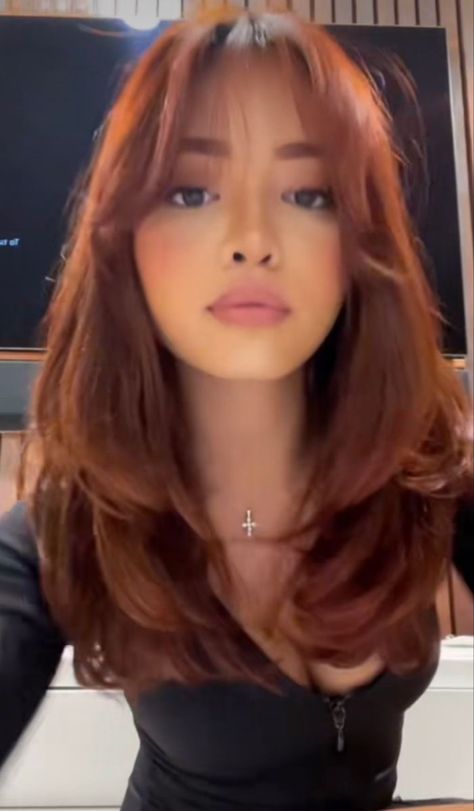 Hair Color Inspo For Tan Skin, Layers Red Hair, Layered Hair With Wispy Bangs, Hair Colour For Indian Skin, Chocolate Red Hair, Blonde Highlights Curly Hair, Highlights Curly Hair, Red Hair Inspo, Brown Hair Inspo