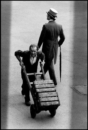 ASCOT, United Kingdom — A top-hatted man passes a workman pushing a crate of beer. Ian Berry, Robert Frank, Social Class, Photographer Portfolio, Montage Photo, Magnum Photos, Black N White Images, Black White Photos, Street Photo