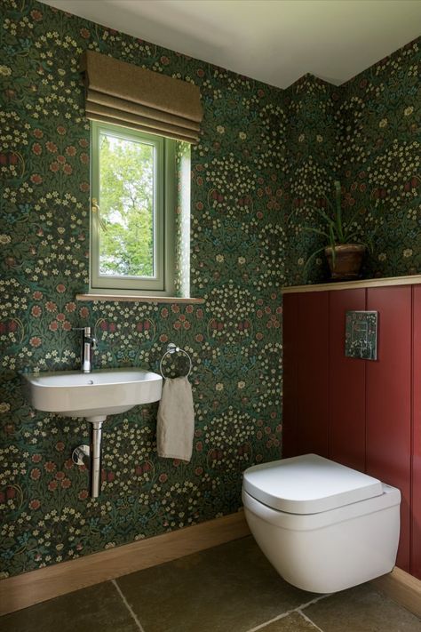 Morris And Co Wallpaper Bathroom, William Morris Wallpaper Toilet, William Morris Bathroom, William Morris Wallpaper Bathroom, Morris Co Wallpaper, Wallpaper Toilet, Primary Bed, Medieval Modern, Dreamy Interiors