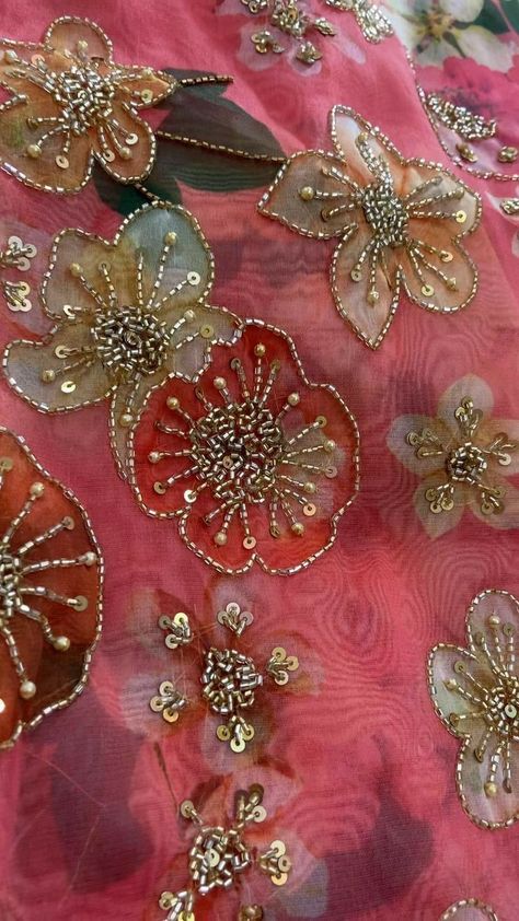 Embroidery Designs With Beads, Sequence Work Embroidery, Embroidery Quilt, Amazing Embroidery, Gold Work Embroidery, Hand Beaded Embroidery, Bead Embroidery Tutorial, Fashion Embroidery, Diy Embroidery Patterns