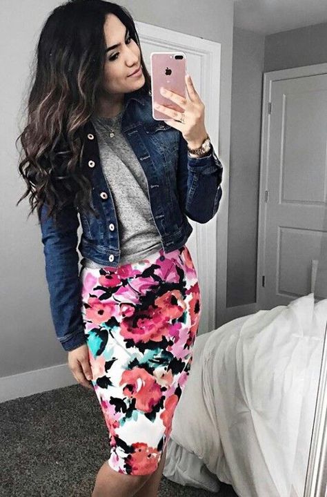 Modest outfits. Spring skirts. Modest skirts. Knee length skirts. @thedarlingstyle Outfits Jean, Outfits Modest, Floral Pencil Skirt, Trendy Skirts, Church Outfits, Pencil Skirts, Denim Jackets, Looks Style, Ladies Dress Design