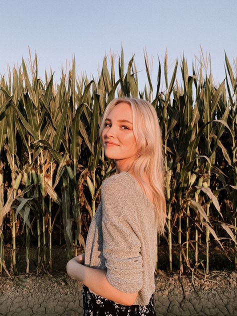 #pumpkinpatchoutfit #pumpkin #cornfield #photoshoot #photography #fallfashion Corn Field Photoshoot, Corn Field Pictures, Cornfield Photoshoot, Pumpkin Patch Photoshoot, Pumpkin Patch Pictures, Field Photoshoot, Pumpkin Pictures, Corn Field, Halloween Photography