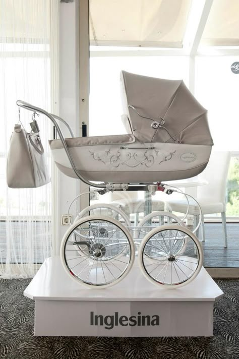 inglesina Stroller Aesthetic, Rich Mom, Mom Dr, Mom Aesthetic, Baby Buggy, Baby Gadgets, Baby Room Inspiration, Prams And Pushchairs, Baby Prams