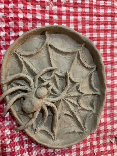 Spider Clay Sculpture, Air Dry Clay Spiderman, Spiderman Clay Ideas, Spiderman Ceramics, Goth Clay Crafts, Spiderman Clay Art, Emo Clay Ideas, Asbak Clay, Clay Spiderman