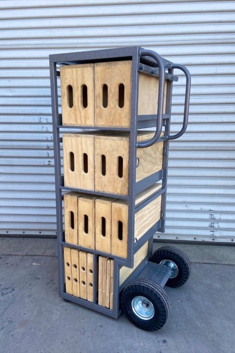 Apple Box Vertical Cart holding apple boxes. Mobile Tool Storage, Picture Tv, Tool Box On Wheels, Industrial Cart, Diy Apple, Woodworking Shop Plans, Apple Boxes, Tool Cart, Craft Booth Displays