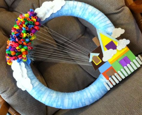 Up Movie Activities, Up Movie Crafts, Pixar Crafts, Camping Wreath, Up Carl Y Ellie, Disney Decorations, Couronne Diy, Disney Wreath, Disney Craft