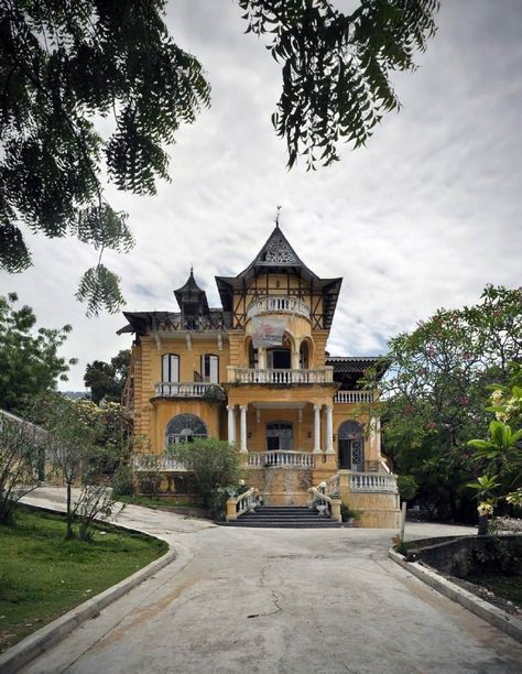 The Cordasco House in 2010, post earthquake. A Haitian Gingerbread house. Fioravante Cordasco was born January 13, 1880 in Teora, Italy and died February 2, 1964 in Haiti. Carribean Architecture, Haitian Architecture, Haiti History, Architecture Unique, Caribbean Homes, Beach House Interior Design, Haitian Art, Caribbean Culture, Beach House Interior