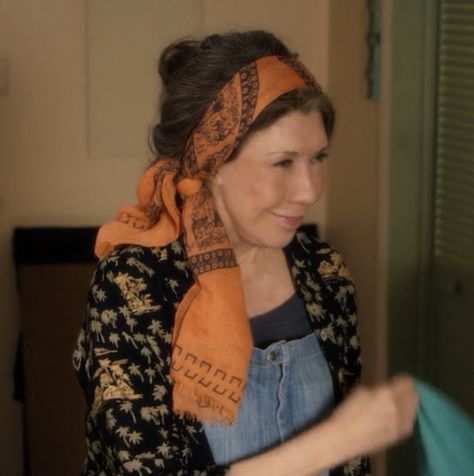 Lily Tomlin in Loco Lindo flyaway shirt on Grace and Frankie series www.loco-lindo.com Lilly Tomlin Frankie Style, Frankie Style Lily Tomlin, Lily Tomlin Style, Frankie Grace And Frankie Style, Frankie Grace And Frankie, Lily Tomlin Frankie Clothes, Frankie Bergstein Aesthetic, Frankie From Grace And Frankie, Frankie Bergstein Style