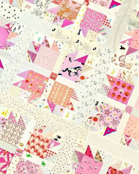 Kate Basti (@katebasti) • Instagram photos and videos Pink Quilts Ideas, Bear Paw Quilt Block, Low Volume Quilt, Bear Paw Quilt, Quilt Studio, Homemade Quilts, Quilt Square Patterns, Pink Bear, Paint Chip