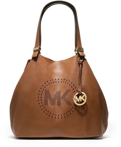 Michael Kors MK Large Perforated Logo Grab Bag Sac Michael Kors, Outlet Michael Kors, Cheap Michael Kors Bags, Michael Kors Designer, Quoi Porter, Michael Kors Selma, Mk Handbags, Handbag Stores, Cheap Michael Kors