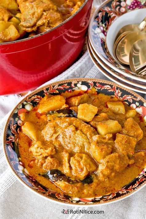 Chicken Capers, Malaysian Chicken Curry, Chicken And Potato Curry, Malaysian Chicken, Chicken Roti, Malaysian Curry, Whole Spices, Malay Food, Malaysian Cuisine