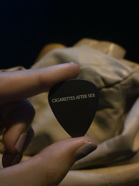 Cas Concert, Cool Guitar Picks, Pick Guitar, Guitar Obsession, Music Heals, Music Aesthetic, Just Lyrics, Guitar Picks, Music Concert