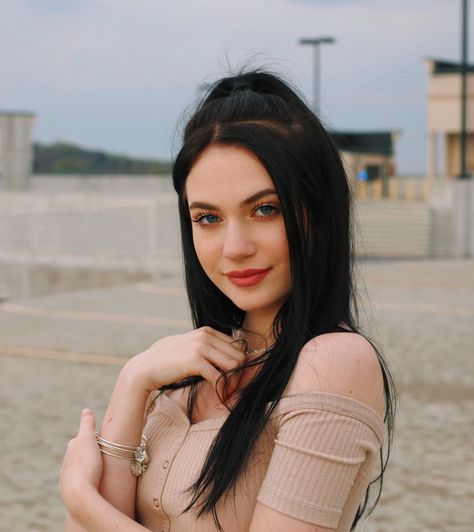 Kennedy Walsh (@kennedyclairewalsh) • Instagram photos and videos Dark Hair Pale Skin, Black Hair Pale Skin, Black Hair Makeup, Pale Skin Hair Color, Hair Pale Skin, Blue Black Hair, Black Hair Blue Eyes, Jet Black Hair, Black Hair Color