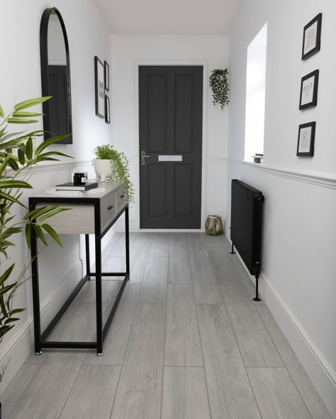 15 Tiled Hallway Ideas With Serious WOW Factor 2 Black White Grey Hallway, Hallway Grey Floor, Grey Floor Hallway, Aesthetic Floor Tiles, Hallway Tiles Floor Entryway, Grey Hallway Ideas, Hallway Flooring Ideas, Tiles Hallway, Black And White Hallway