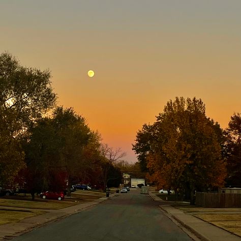 #fall #kansas #midwestlife #sunset #moon #sky #aesthetic #fallcolors #orange #pink #blue Kansas Aesthetic, Moon Sky Aesthetic, Kansas Sunset, Autumn Moodboard, Midwest Princess, American States, Smell Of Rain, Peach Pit, Dark Pictures