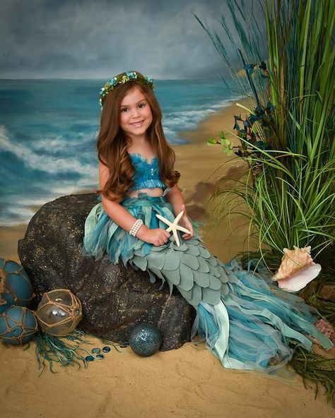 Melanie cumple Mermaid Photo Shoot, Mermaid Photography, Mermaid Photos, Mermaids And Mermen, Mermaid Theme, Mermaid Costume, Mermaid Birthday Party, Mermaid Art, Mermaid Birthday