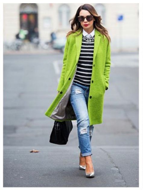 Bold Colors Outfits, Mantel Outfit, Boyfriend Jean, Ideas Outfit, Wear Green, Green Coat, White Shirt Dress, Jeans Boyfriend, Colourful Outfits