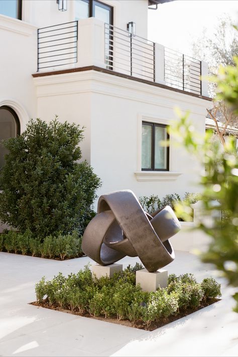 Gorgeous, modern scultpure and plantings for courtyard entryway. Courtyard Sculpture, Courtyard Entryway, Entry Courtyard, Home Entry, Garden Centerpiece, Courtyard Entry, Front Garden Design, Front Courtyard, Internal Courtyard