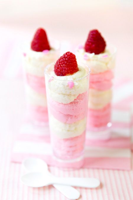 I really enjoy this easy and delicious Valentines recipe for white chocolate mousse cups Chocolate Mousse Cake Filling, Chocolate Mousse Cups, Mousse Cups, Dessert Shooters, Mini Dessert Cups, White Chocolate Recipes, Dessert Parfait, Pink Desserts, White Chocolate Mousse