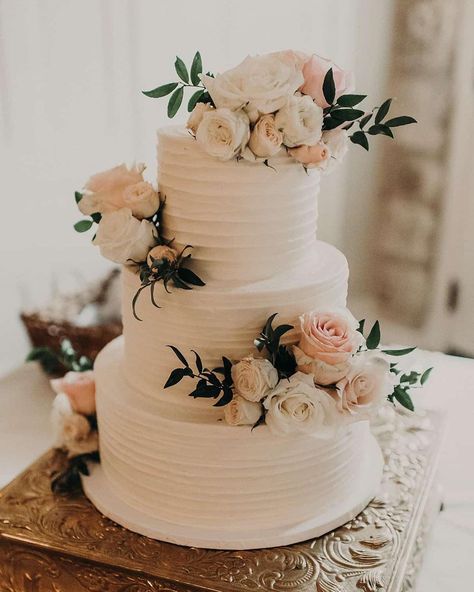 ✨Tip Tuesday!✨ Here are some different types of cakes you can consider for your wedding: 1. Classic Tiered Cake: - Description: The traditional multi-tiered wedding cake, often with buttercream or fondant icing. - Features: Customizable with various flavors, fillings, and decorations. 2. Naked Cake: - Description: A cake with minimal or no frosting on the outside, showcasing the layers and fillings. - Features: Rustic and simple, often decorated with fresh fruit and flowers. 3. Buttercr... Wedding Cake With Flowers, Cake With Flowers, Pretty Wedding Cakes, 3 Tier Wedding Cakes, Brides Cake, Austin Texas Wedding, Dream Wedding Cake, Wedding Cake Rustic, Gluten Free Cake