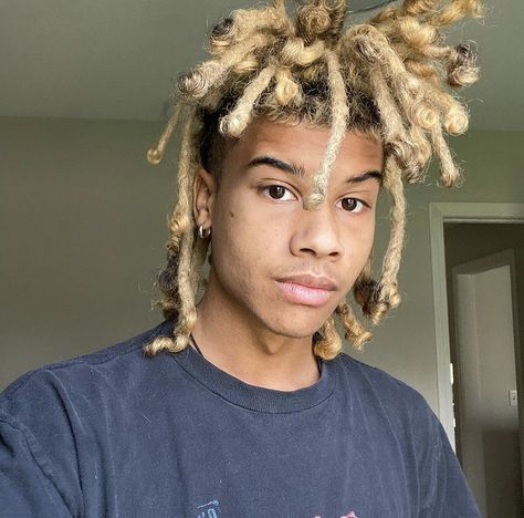 Pineapple Dreads Hairstyle, Blond Men, Dread Lock, Dreadlocks Men, Dreads Hairstyles, Blonde Dreadlocks, Mens Dreads, Dread Styles, Blonde Dreads