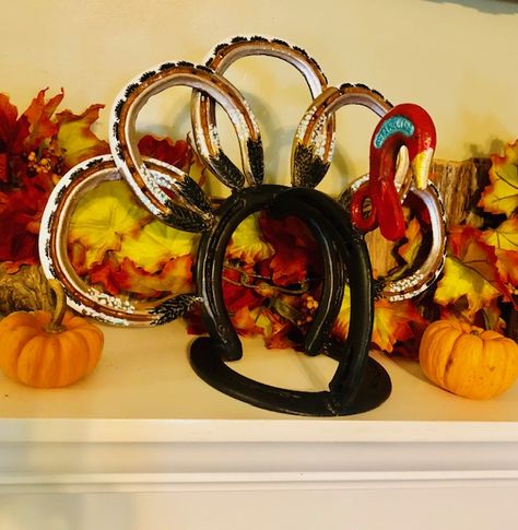 Fall Horseshoe Art, Horseshoe Turkey, Horseshoe Animals, Horseshoe Ideas, 4h Projects, Horseshoe Crafts Projects, Welding Crafts, Horseshoe Projects, Turkey Decor