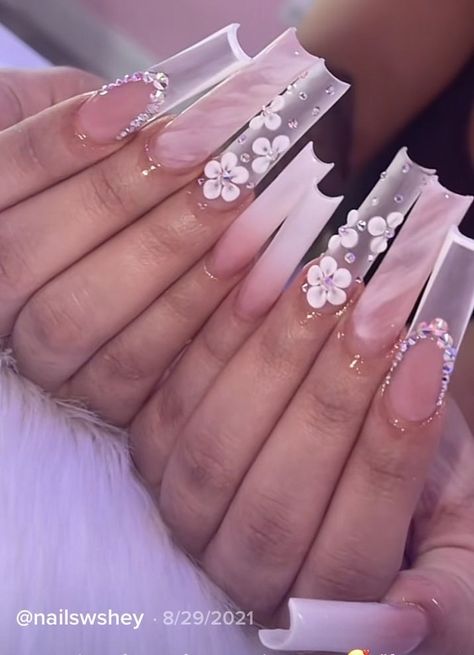 Nails With Acrylic Flowers, Ombre Nude Nails, Acrylic White Nails, French Tips Acrylic, Quince Nails, Nails Extension, Quinceanera Nails, Nails Ombre, White Acrylic Nails