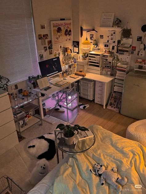 Small Room Lots Of Furniture, Cool Desks For Bedrooms, College Student Room Ideas, Fashion Designer Room Aesthetic, Cozy Bedroom Aesthetic Night Lights, L Shaped Desk Setup Aesthetic, Room With Desk Ideas, Kpop Dorm Room, Art Student Room