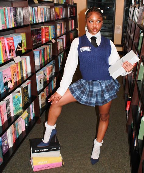 Sports Management Graduation Pictures, Senior Picture Outfits Ideas, 90s Graduation Pictures, School Girly Photography, Senior Pictures Outfits Black Women, Preppy Photoshoot, Senior Heads, Senior Picture Ideas Unique, Back To School Photoshoot