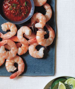 Shrimp With Spiced Cocktail Sauce | Get the recipe: http://www.realsimple.com/food-recipes/browse-all-recipes/shrimp-spiced-cocktail-sauce-00100000089165/index.html Holiday Potluck Recipes, Homemade Cocktail Sauce, Spiced Cocktail, Cocktail Sauce Recipe, Snack Prep, Quick Appetizers, Cocktail Sauce, Shrimp Cocktail, Cocktail Recipes Easy